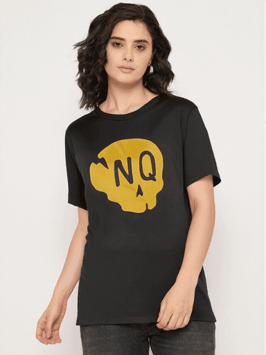 AI clothes swapper with black t-shirt